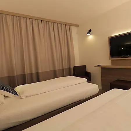 מלון Galeria Airport 4*